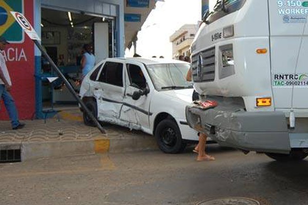 Carro por pouco não para dentro de farmácia em acidente na rua Sergipe