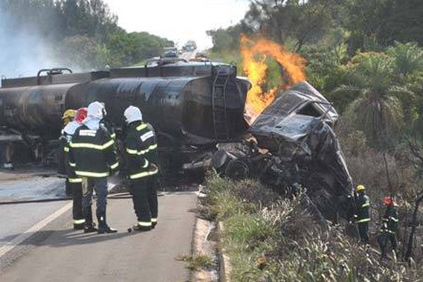Sobe para três, o número de mortes em acidente com cinco veículos na BR 365