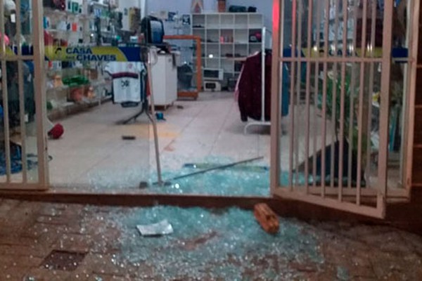 Homens quebram porta de loja a pedradas para furtar, mas acabam presos em São Gotardo