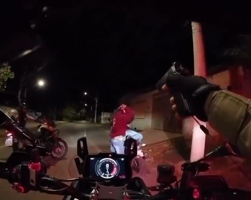 Após perseguição, polícia prende jovem e apreende adolescente com armas de fogo em Patos de Minas