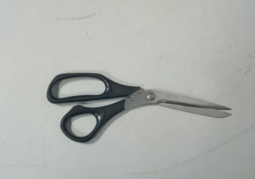 Mulher furta capacete em condomínio para não se atrasar e acaba presa em Patos de Minas