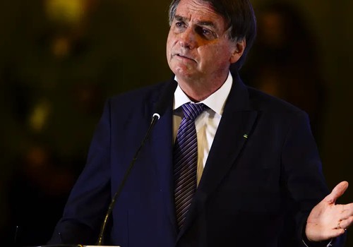 Citando possível fuga, Moraes nega devolver passaporte de Bolsonaro