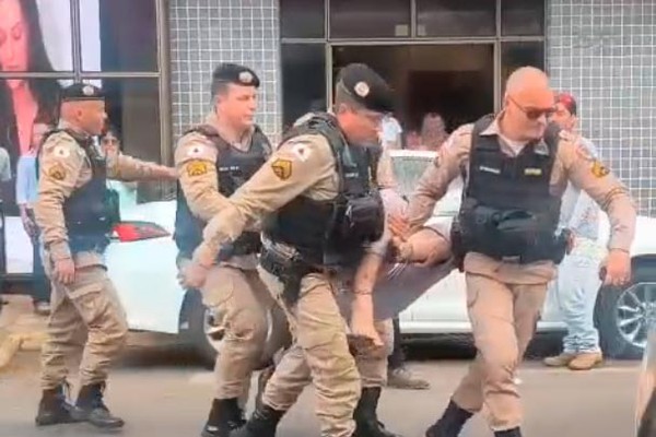 Passageiro em surto se joga na frente de veículos e precisa ser contido no Centro de Patos de Minas