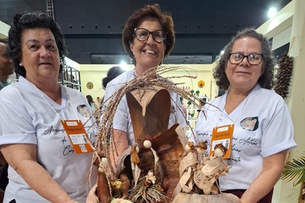 Com presépio feito de cascas de árvores, artista patense vence concurso da Feira Nacional de Artesanato