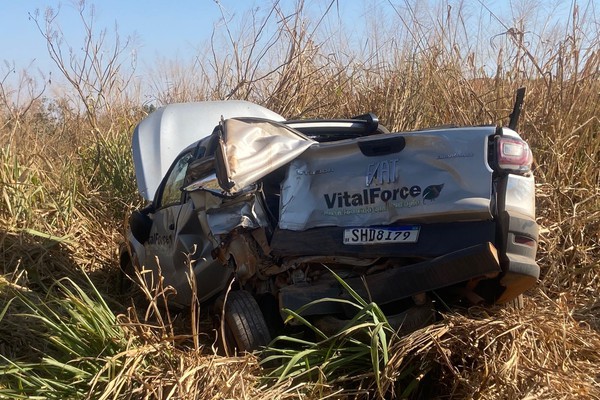 Carreta joga pick-up para fora da pista após condutor parar para atender telefone