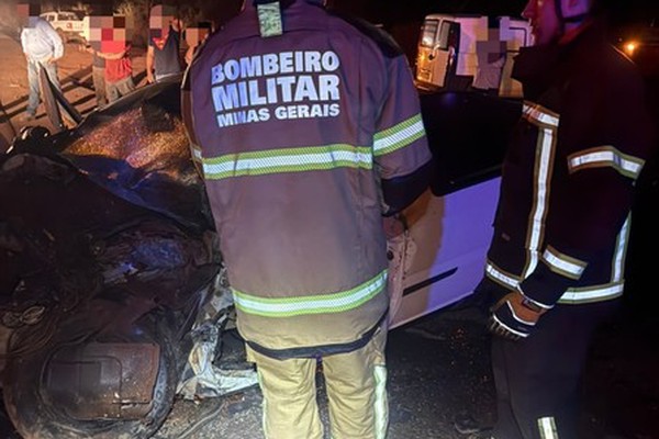 Bombeiros são acionados para resgatar motorista que ficou às ferragens em grave acidente na BR 365