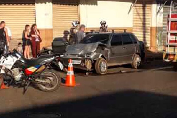 Motorista inabilitado e embriagado deixa casal ferido ao avançar parada obrigatória em Patos de Minas