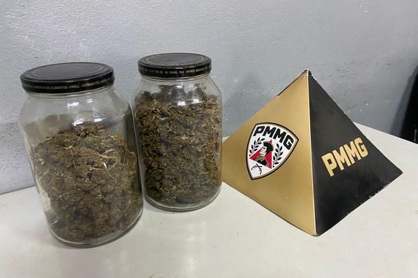 Após denúncia de violência doméstica, polícia encontra potes com maconha e prende homem em Patos de Minas