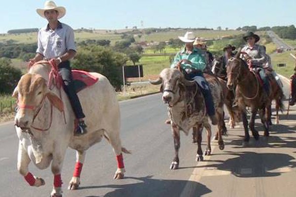 Dezenas de cavaleiros e amazonas participam da Cavalada da Fenamilho 2014
