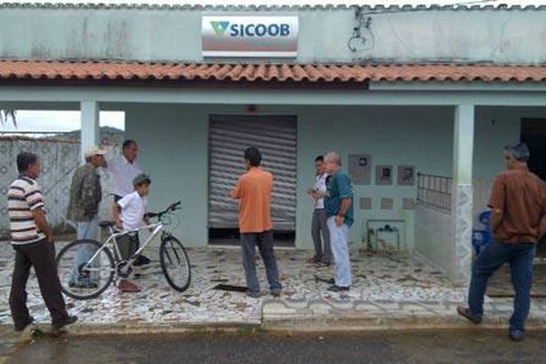 Bandidos arrombam agência do Sicoob no distrito de Areado e levam R$ 30 mil