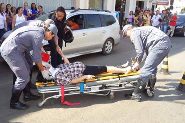 Mulher grávida de 4 meses fica ferida em acidente no centro de Patos de Minas