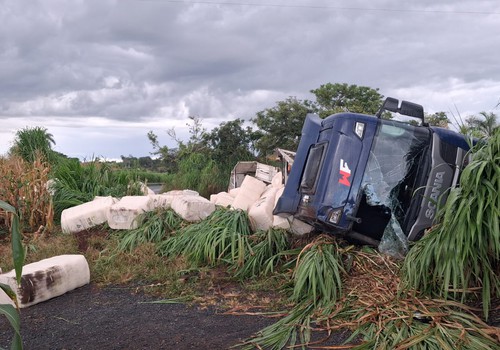 Carreta carregada com algodão tomba na BR354 e motorista acaba preso por embriaguez