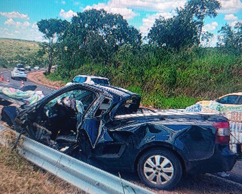 Motoristas ficam gravemente feridos em batida frontal de duas caminhonetes na MGC 462, em Patrocínio