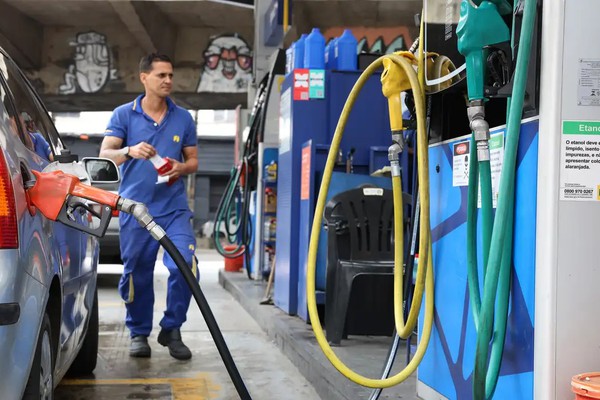Governo fixa subvenção à gasolina em R$ 0,44 por litro