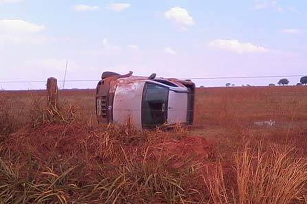 Motorista perde controle e capota várias vezes na estrada do distrito de Alagoas