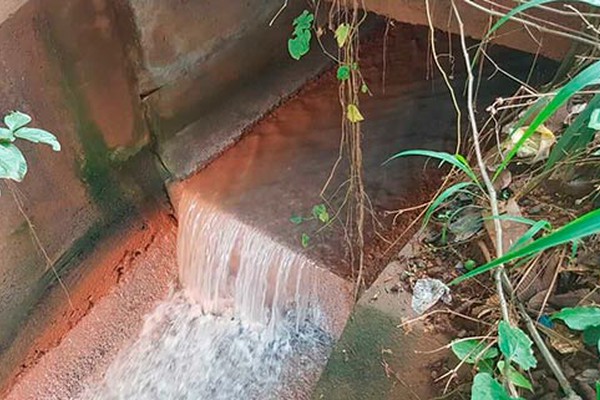 Galeria que escoa excesso de água da Lagoa Grande vira rede de esgoto e polui Rio Paranaíba