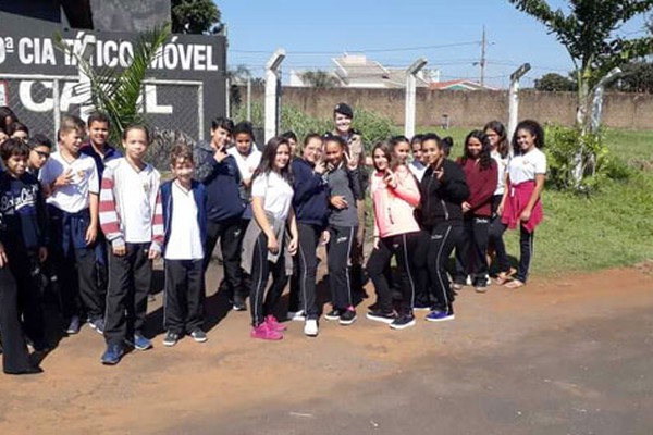 Alunos da rede de escolas protegidas visitam as instalações do 15º BPM de Patos de Minas 