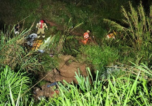 Caminhão cai em ribanceira de 30 metros na BR 365 e motorista e passageiro são resgatados pelos bombeiros