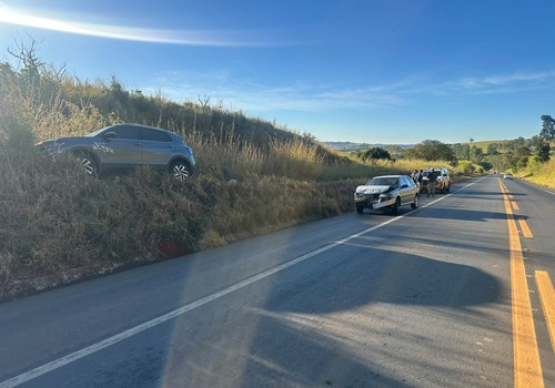 Carro sai da pista e vai parar em barranco após acidente na MGC354, em Presidente Olegário