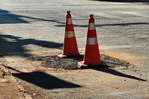 Moradores questionam abre e fecha dos mesmos buracos nas ruas de Patos de Minas; Copasa explica
