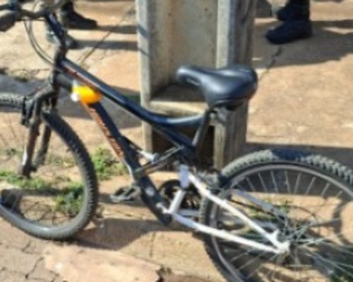 Homem chega em bicicletaria com bicicleta furtada, pede para tomar água e sai furtando mais uma