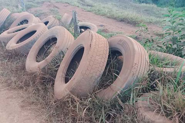 Dezenas de pneus jogados à beira de estrada vicinal poluem o meio ambiente e preocupam