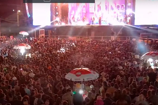 Milhares de pessoas lotam a Arena do Parque de Exposições para o Cabaré; veja ao vivo