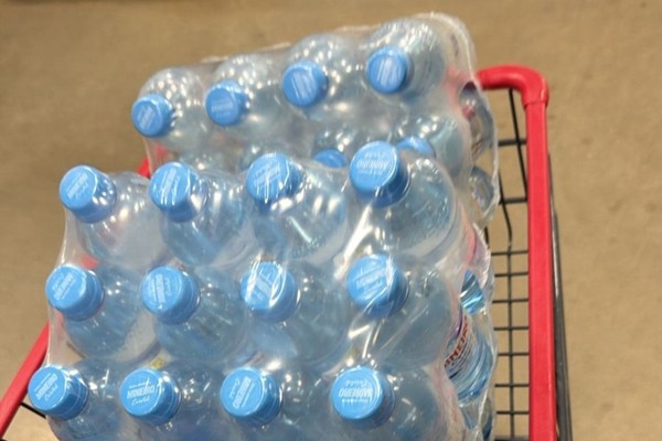 Moradores do bairro Ipanema ficam dois dias de torneiras vazias e precisam recorrer a água mineral