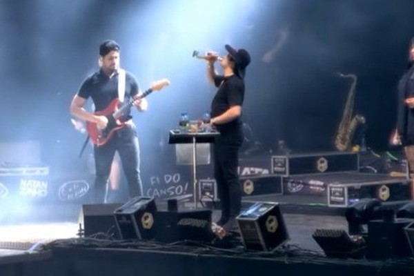 Após um gole na garrafa de whisky, Natanzinho canta o sucesso “Malandragem”; veja ao vivo
