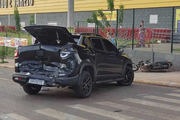 Motorista para na faixa de pedestre e tem carro atingido por caminhão em Patos de Minas
