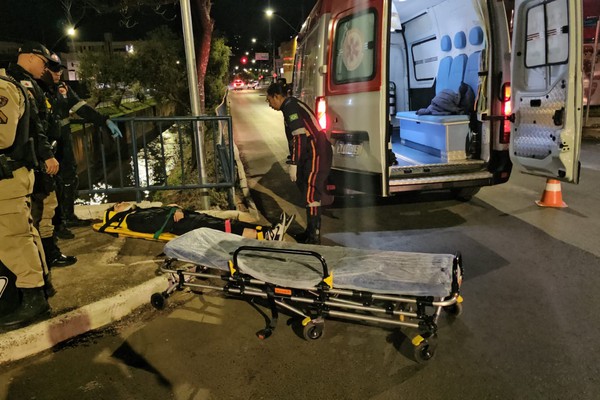 Motociclista fica ferido no segundo acidente seguido na avenida Fatima Porto; motorista do carro foi embora