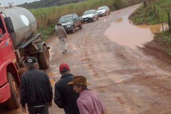 Motoristas passam a noite presos na estrada de Bonsucesso e transporte de passageiros é suspenso