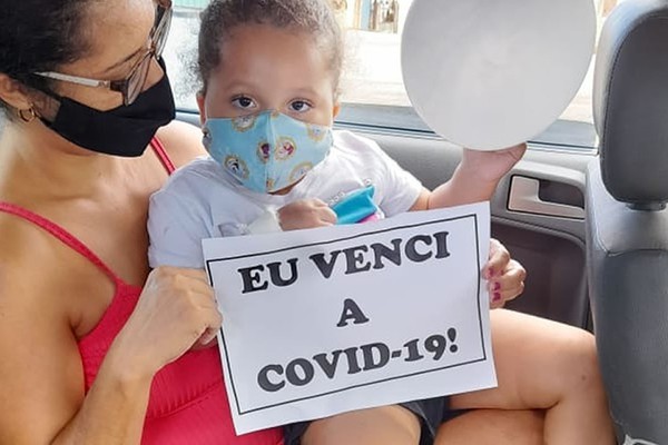 Garotinha de 2 anos internada com Covid-19 recebe alta em João Pinheiro