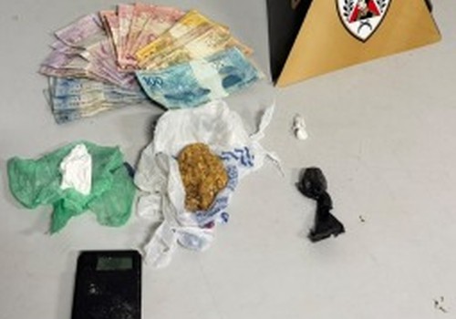 Polícia apreende drogas que renderiam cerca de 300 porções e prende homem em Patos de Minas