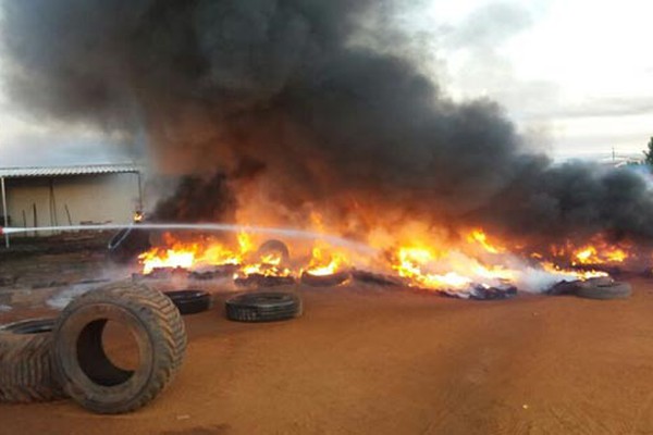 Incêndio destrói dezenas de pneus em empresa no distrito industrial de Patos de Minas