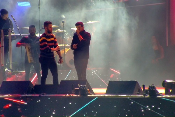 Zé Neto & Cristiano cantam sucesso "Cadeira de aço"; veja ao vivo
