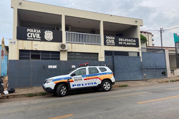 Mãe é presa após filha de 5 anos chegar na escola com marcas de chineladas no rosto