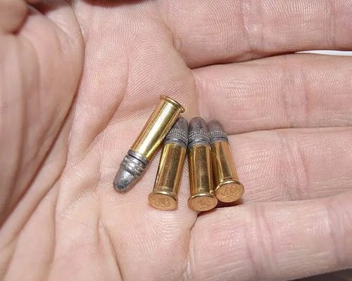 Morador encontra frasco cheio de munições durante limpeza de quintal no bairro Rosário