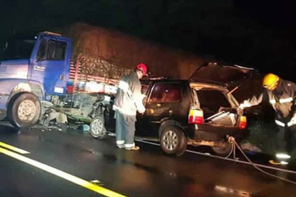 Seis pessoas da mesma família morrem em grave acidente entre carro e caminhão na BR 365