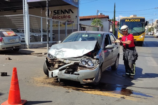 Avanço de sinal vermelho causa acidente e motoristas ficam feridas em Patos de Minas