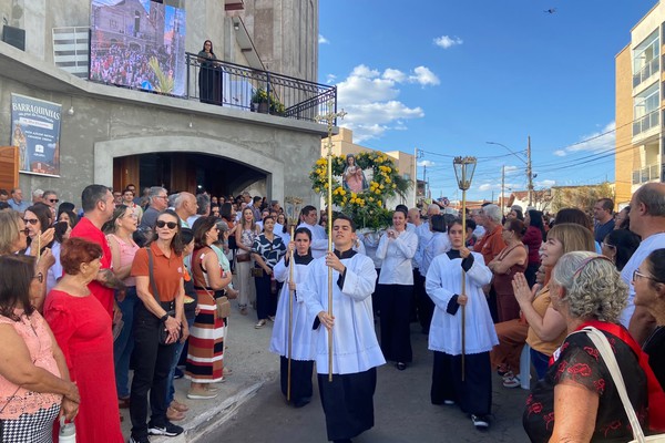 Procissão com milhares de fiéis marca última celebração do dia de Nossa Senhora da Abadia em Patos de Minas
