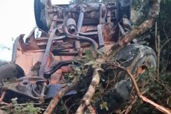 Motorista morre ao caminhonete cair da ponte sobre córrego na BR365 em Patos de Minas
