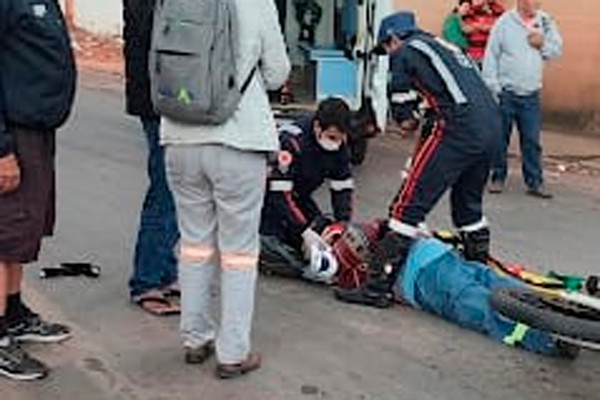 Batida entre duas motos deixa pelo menos três pessoas feridas no bairro Lagoa Grande