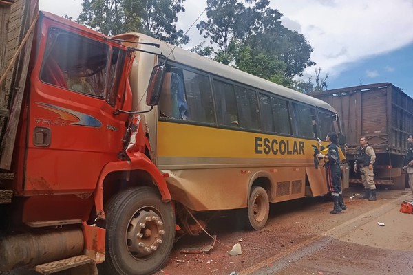 Acidente entre caminhões e micro-ônibus escolar deixa seis pessoas feridas na MG-188