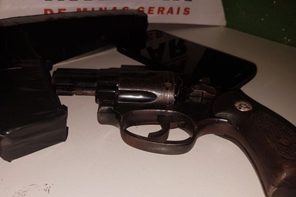 Após denúncia de furto, Polícia Militar prende autor com revólver carregado e réplica de pistola