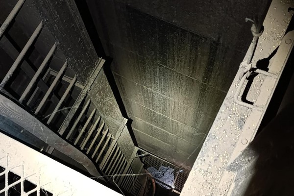 Auxiliar de produção cai de uma altura de 22 metros em elevador de grãos e precisa ser socorrido