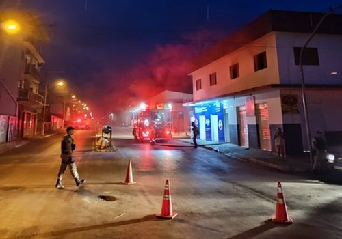 Vela deixada em cima da geladeira pode ter causado incêndio em apartamento em Presidente Olegário