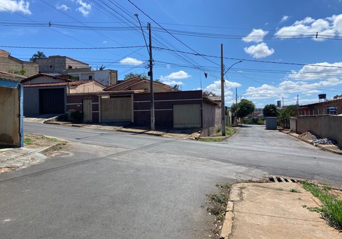 Moradores reclamam da falta de sinalização nas ruas do bairro Vila Rosa, em Patos de Minas