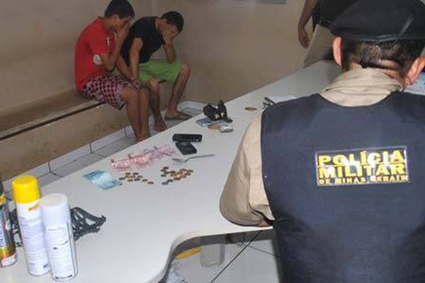 Polícia Militar prende dupla vendendo crack em lote vago no Coração Eucarístico