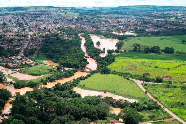 Nível do Rio Paranaíba tem leve redução, mas moradores devem permanecer em alerta